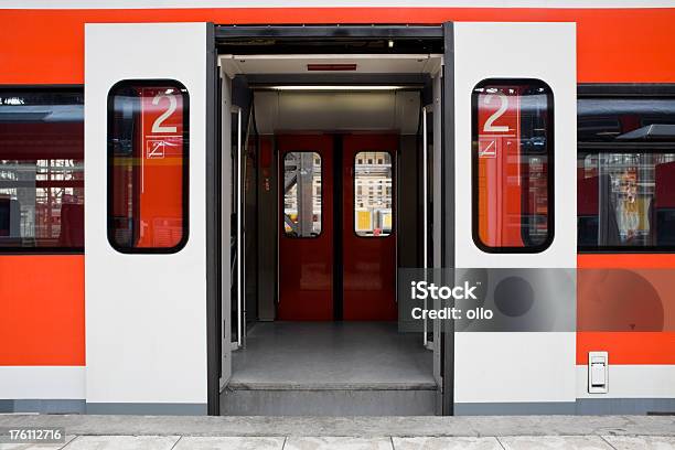 Warten Zugtüren Öffnen Stockfoto und mehr Bilder von Eisenbahn - Eisenbahn, Tür, Fahrzeugtür