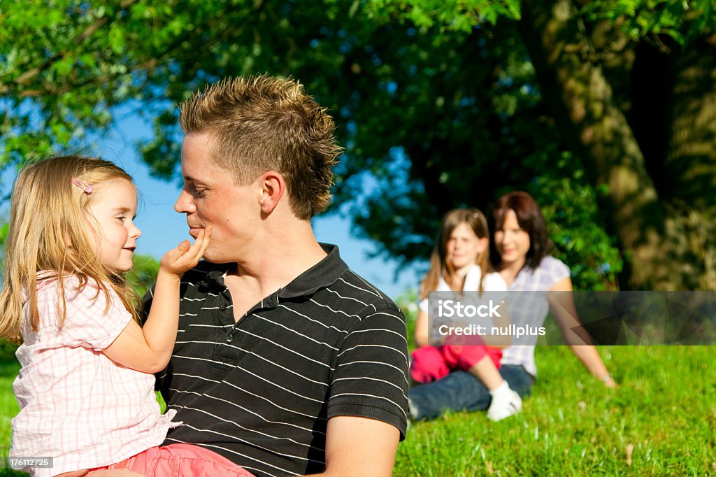 Família no parque - Foto de stock de Abraçar royalty-free