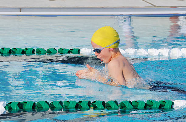 젊은 숫나사 남자아이 평영 swimmer in 리우로 - 평영 뉴스 사진 이미지