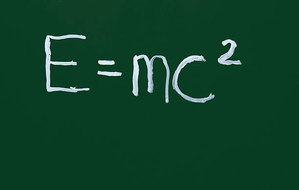 эйнштейн's famous энергии масса уравнение на доски - nodoby стоковые фото и изображения