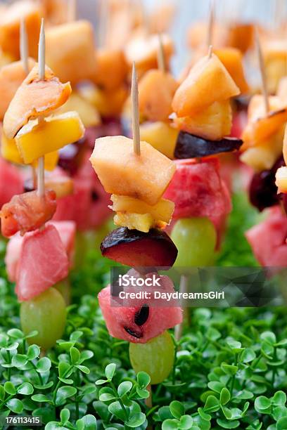 Shishkabobs Di Frutta Colorata A Buffet Parti Vassoio Da Portata - Fotografie stock e altre immagini di Alimentazione sana