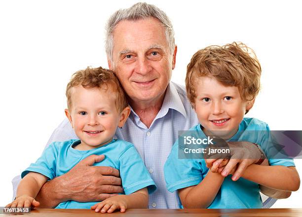 Счастливый Дедушка И Внуки — стоковые фотографии и другие картинки 2-3 года - 2-3 года, 4-5 лет, 60-64 года