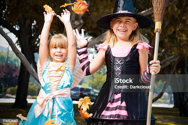 Photo libre de droit de Trick Ou Treaters banque d'images et plus d'images libres de droit de Automne - Automne, Balai, Bonheur