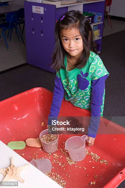 Menina No Infantário Sensostation - Fotografias de stock e mais imagens de 6-7 Anos - 6-7 Anos, Criança, Edifício escolar