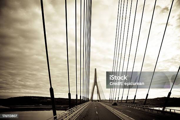 Ponte Sobre O Rio Guadianawatersworldclasskgm - Fotografias de stock e mais imagens de Arquitetura - Arquitetura, Cabo de Aço, Céu dramático