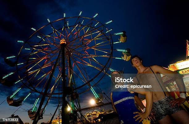 Foto de Artistas Circenses e mais fotos de stock de 20 Anos - 20 Anos, Adulto, Ambiente - Evento