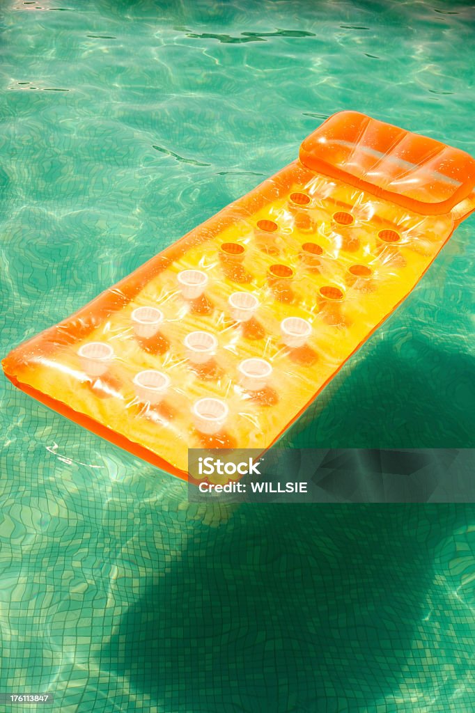 Cores vivas inflável airbed espreguiçadeira na piscina no feriado - Foto de stock de Colchão de ar royalty-free