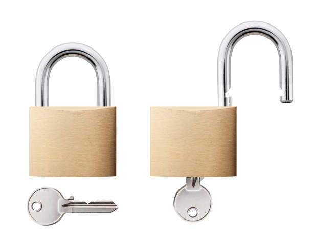 candado con llave abierta y cerrada - unlocked padlock fotografías e imágenes de stock