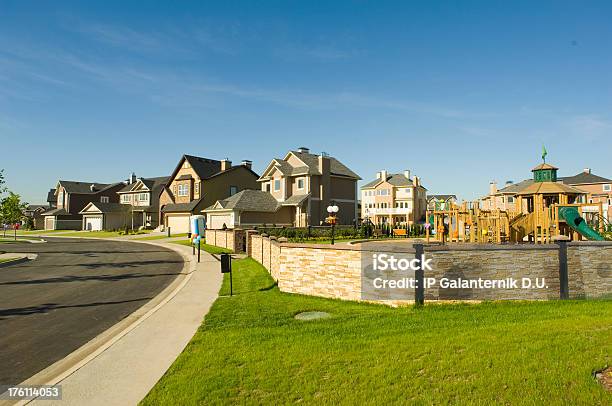 Algunas Casas Suburbano De Madera Patio De Juegos Foto de stock y más banco de imágenes de Moderno - Moderno, Casa Independiente, EE.UU.