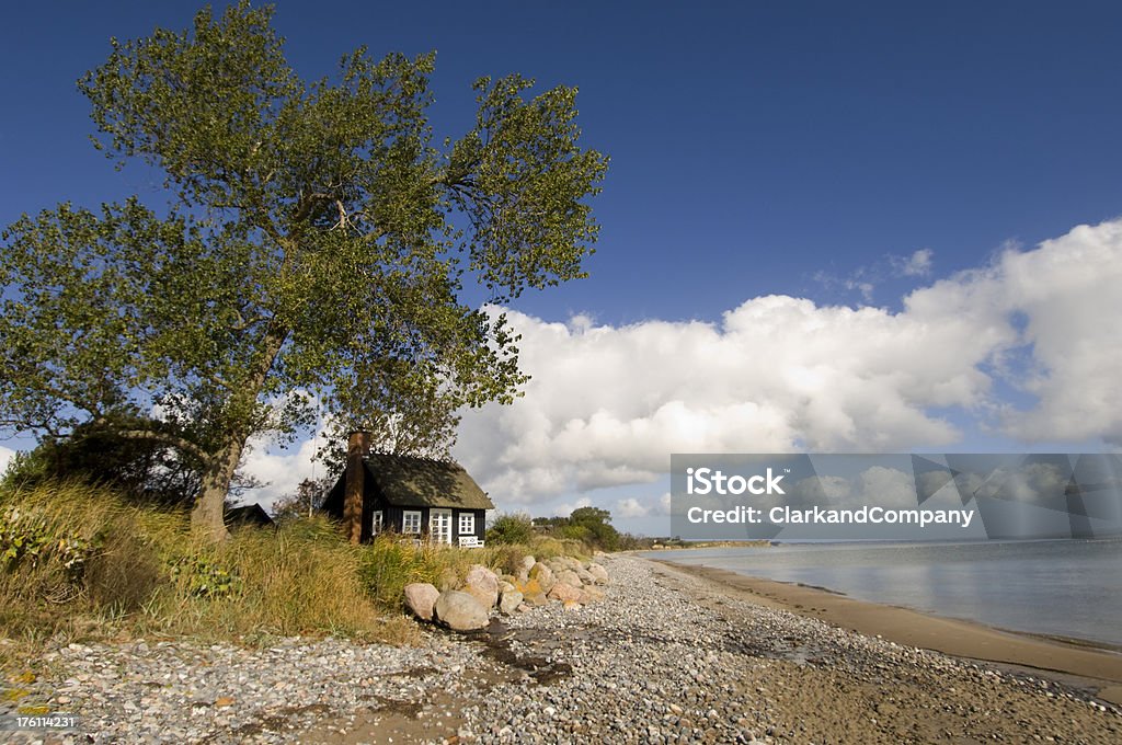 Scandinave traditionnelle maison au bord de la plage. - Photo de Danemark libre de droits