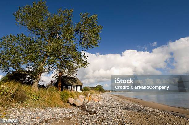 Photo libre de droit de Scandinave Traditionnelle Maison Au Bord De La Plage banque d'images et plus d'images libres de droit de Danemark