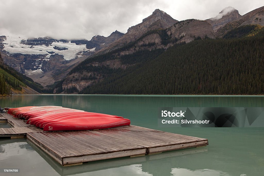 Canoas em uma doca no Lake Louise - Foto de stock de Alberta royalty-free