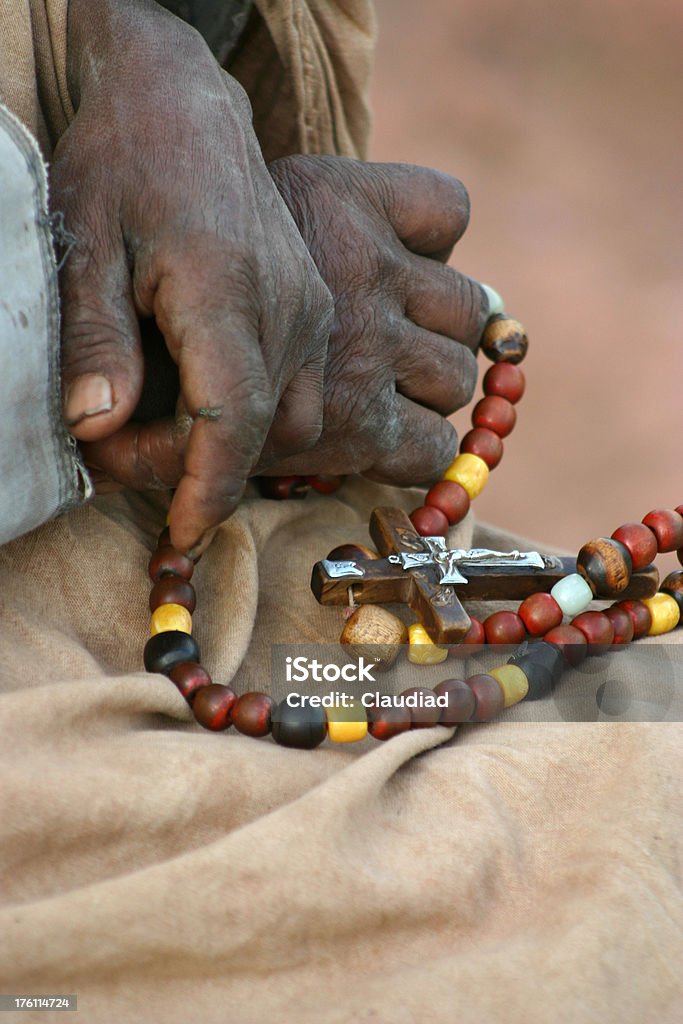 Mains d'une vieille femme avec croix - Photo de Catholicisme libre de droits