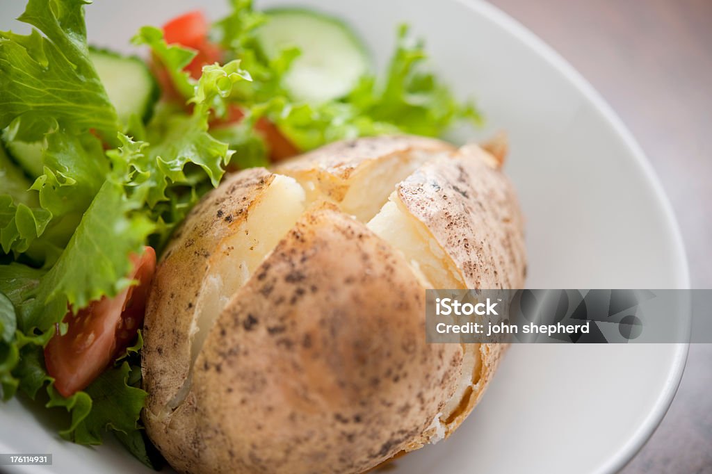 Печёный картофель с салатом - Стоковые фото Б�ез людей роялти-фри
