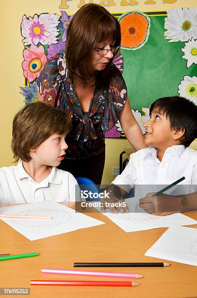 Escola Primária Professor E Alunos - Fotografias de stock e mais imagens de 40-49 Anos - 40-49 Anos, 6-7 Anos, Adulto