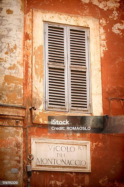 Romano De Orange Pared Grunge Con Señal De Nombre De Calle Y Persianas Foto de stock y más banco de imágenes de Agrietado