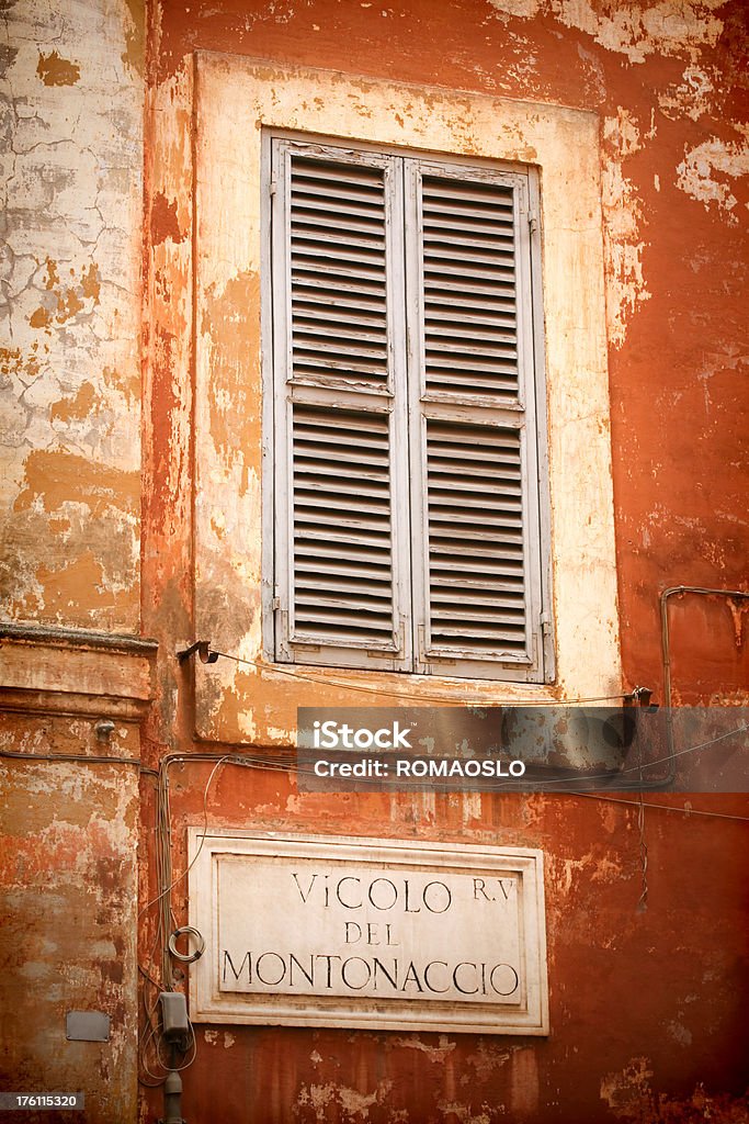Arancio Roman grunge parete con Targa con nome della via e persiane - Foto stock royalty-free di Antico - Vecchio stile