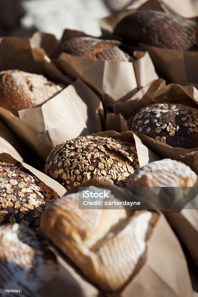 Pão fresco assado no mercado de produtores - Foto de stock de Padaria royalty-free