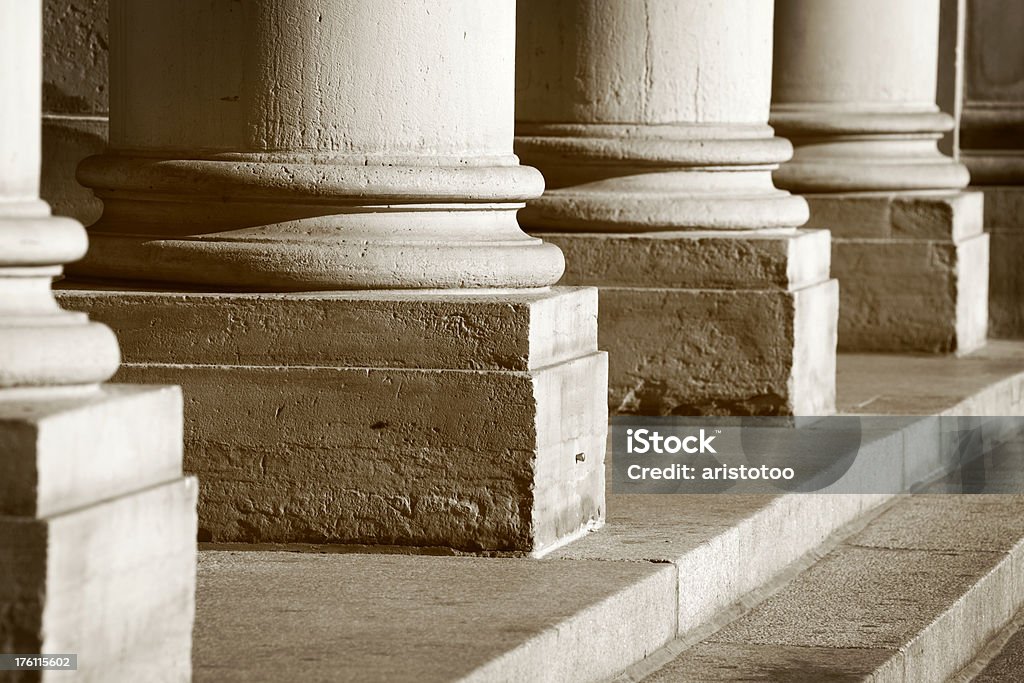 Seppia colonne di pietra - Foto stock royalty-free di Architettura