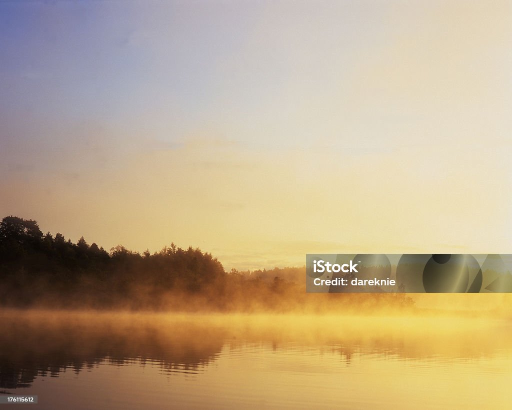 Туманный утро в стране на озеро - Стоковые фото Без людей роялти-фри