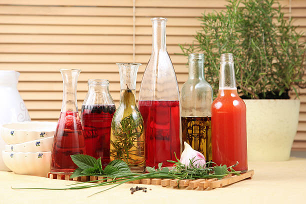 vinegars da casa - vinegar bottle raspberry fruit - fotografias e filmes do acervo