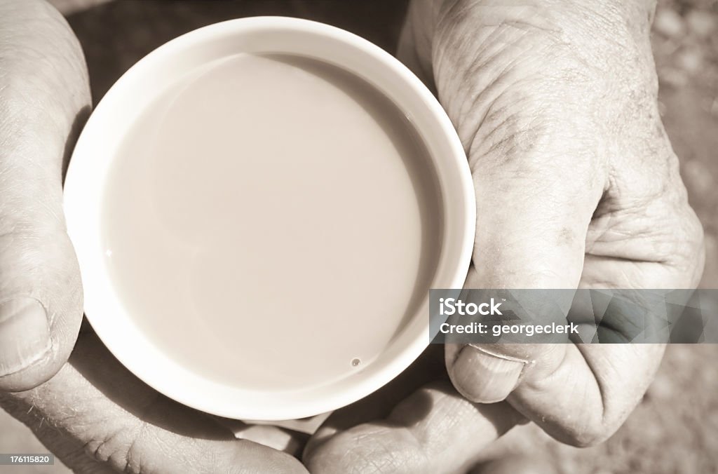 Tenant une tasse de thé - Photo de Poignée - Tenir libre de droits