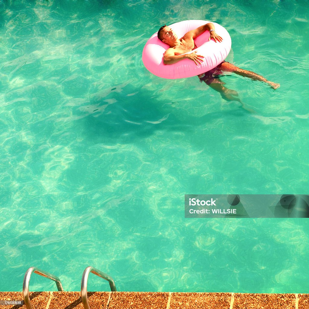 Hombre blissfully relajado y soñando en piscina de vacaciones - Foto de stock de Flotador - Inflable libre de derechos