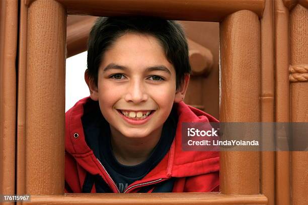Little Boy Playing Foto de stock y más banco de imágenes de 8-9 años - 8-9 años, Aire libre, Alegre