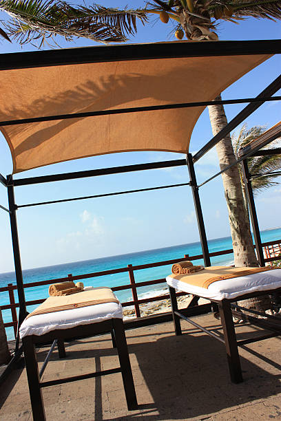 тропический массажными кроватями - massaging beach cancun massage table стоковые фото и изображения