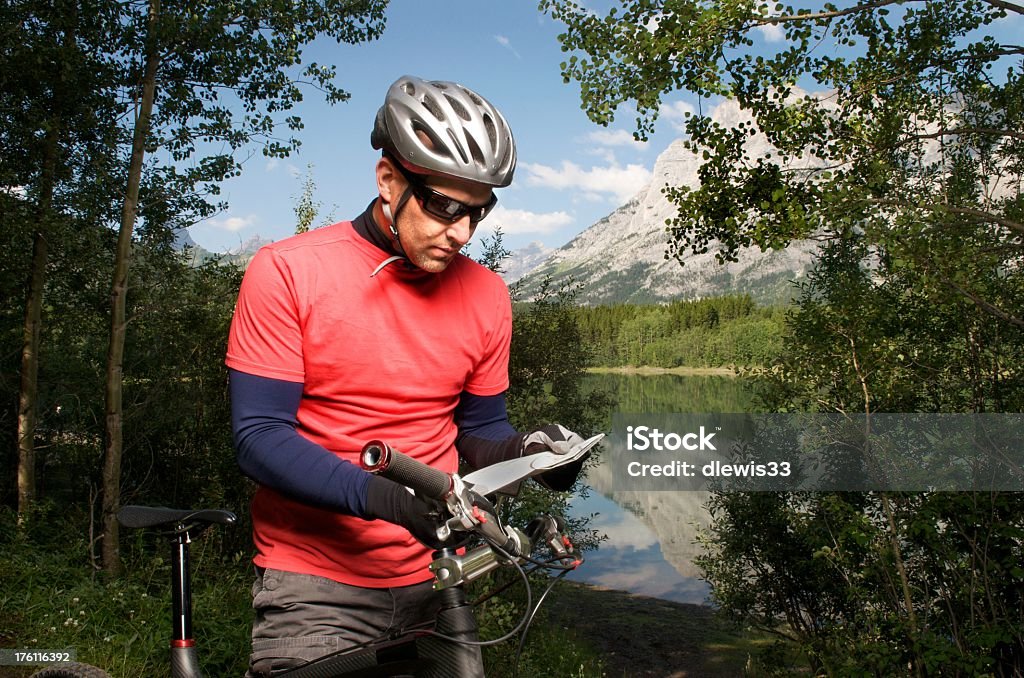 Mountain Biker ler um mapa - Royalty-free Bicicleta de montanha Foto de stock