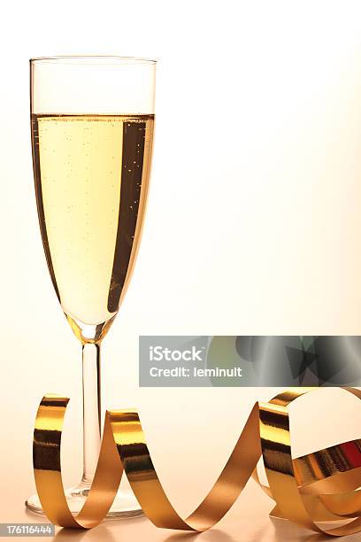 Бокал Для Шампанского И Золотой Серпантин — стоковые фотографии и другие картинки Алкоголь - напиток - Алкоголь - напиток, Без людей, Бокал для шампанского