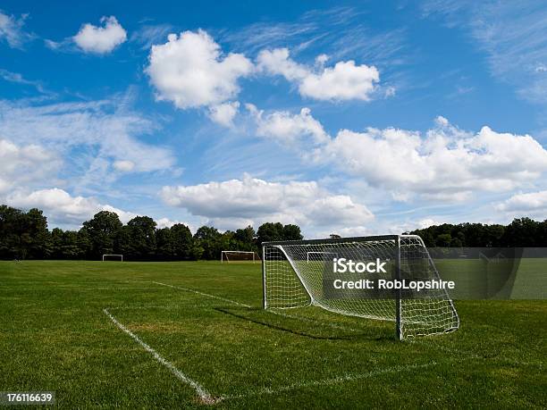 De Fútbol Foto de stock y más banco de imágenes de Aire libre - Aire libre, Brizna de hierba, Campo - Lugar deportivo