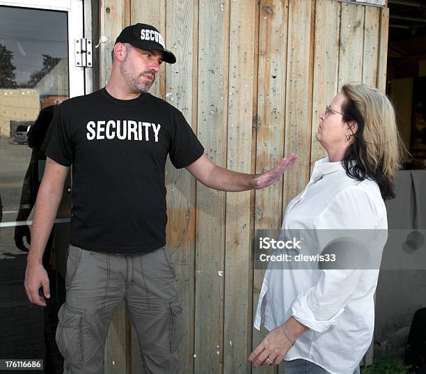 Agente De Segurança Confrontação - Fotografias de stock e mais imagens de Agente de segurança - Agente de segurança, Discutir, 45-49 anos