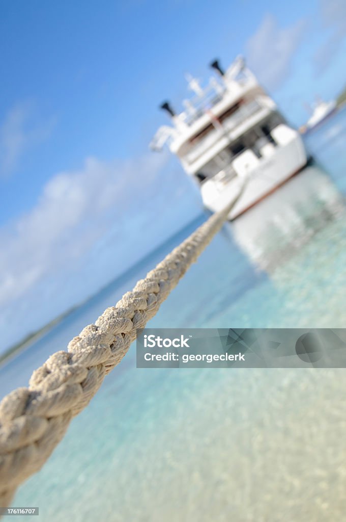 Amarrado barco nas águas tropicais - Foto de stock de Corda royalty-free