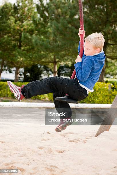 Kleine Junge Auf Dem Flying Fox Stockfoto und mehr Bilder von 6-7 Jahre - 6-7 Jahre, Aktivitäten und Sport, Aufnahme von unten