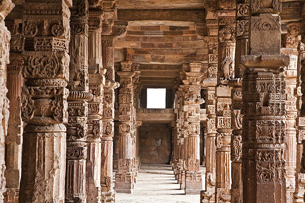 コロナンダ quitab ミナール寺院で - nobody india sandstone column ストックフォトと画像