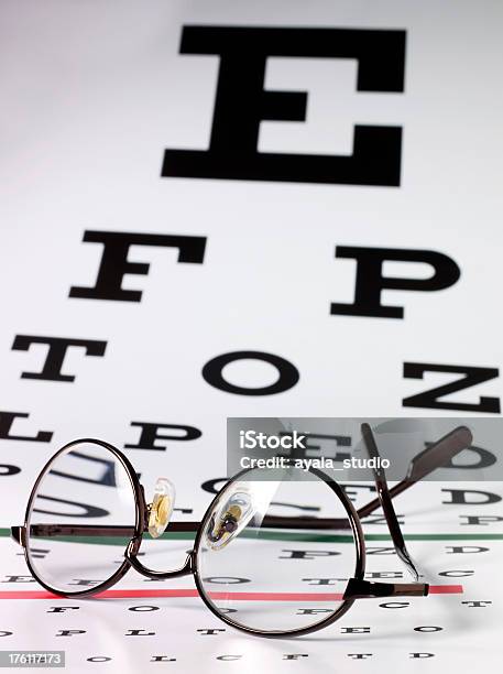 Badanie Oczu Wykres Z Okularami - zdjęcia stockowe i więcej obrazów Badanie lekarskie - Badanie lekarskie, Badanie oczu, Dwa przedmioty