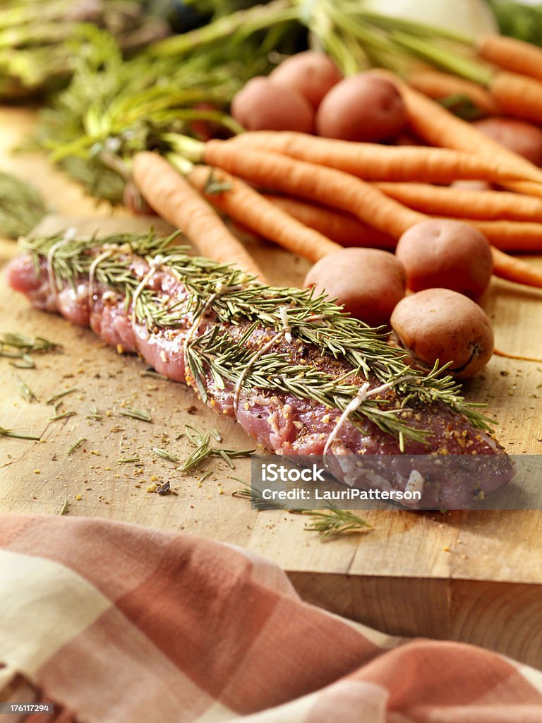 Raw Lombo de carne suína assada com alecrim - Foto de stock de Alecrim royalty-free