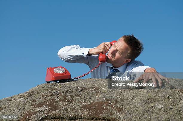 Verzweifelten Jungen Mann Geschäftsmann Klammert Sich An Rock Roten Telefon Sprechen Stockfoto und mehr Bilder von Altertümlich