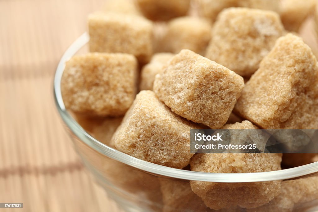 Brown açúcar de cana em um Tigela de Vidro - Royalty-free Amontoar Foto de stock