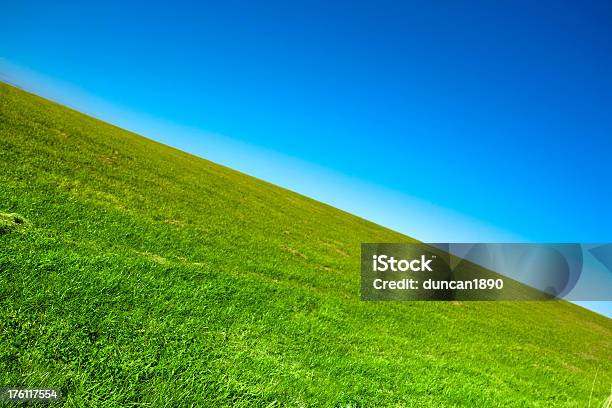 Zielone Pole I Błękitne Niebo Jasne - zdjęcia stockowe i więcej obrazów Abstrakcja - Abstrakcja, Anglia, Bez ludzi