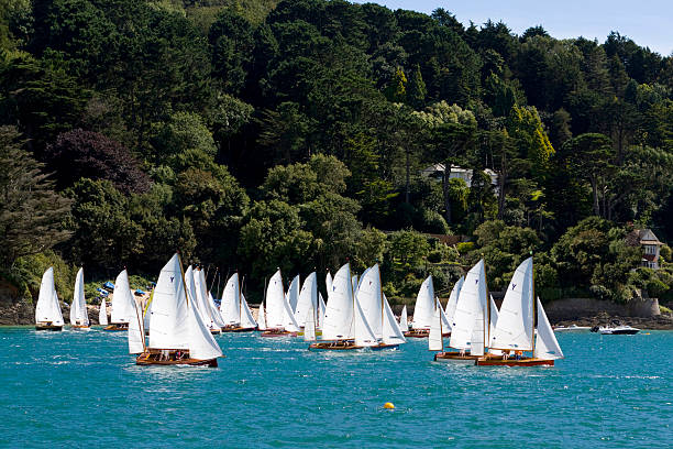 yawl corrida de barcos à vela no estuário de vale arborizado - british racing green - fotografias e filmes do acervo