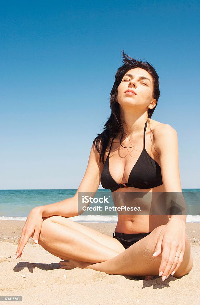 Mujer relajante en la playa de verano - Foto de stock de Adulto libre de derechos