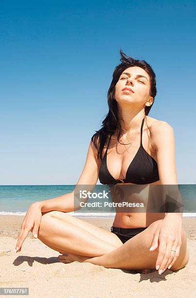 Mujer Relajante En La Playa De Verano Foto de stock y más banco de imágenes de Adulto - Adulto, Agua, Aire libre