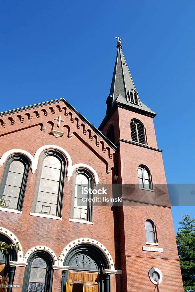 Antiga Igreja de tijolos contra o céu azul - Foto de stock de Antigo royalty-free