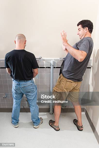 男性向けサイズのバスルーム - 男性のストックフォトや画像を多数ご用意 - 男性, 背が低い, 背が高い