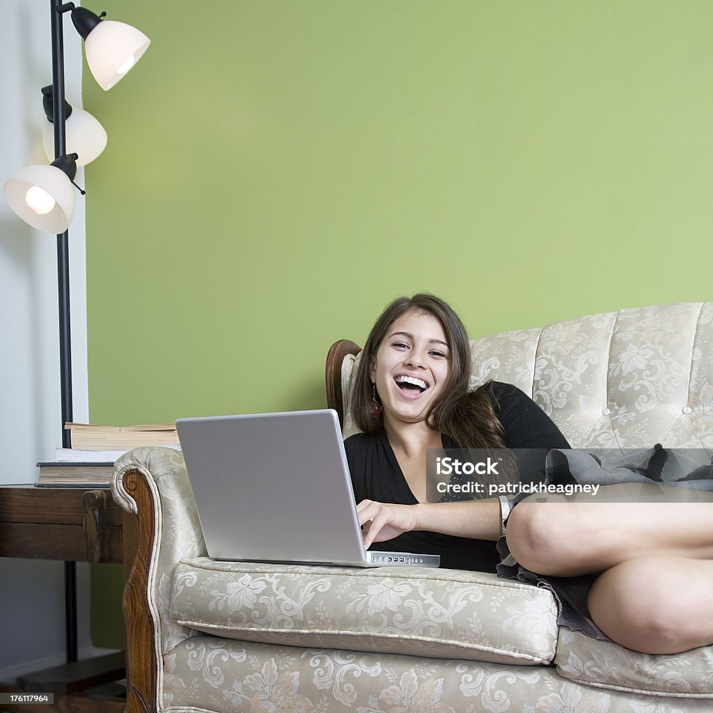 Frau auf Laptop Lachen - Lizenzfrei Grün Stock-Foto