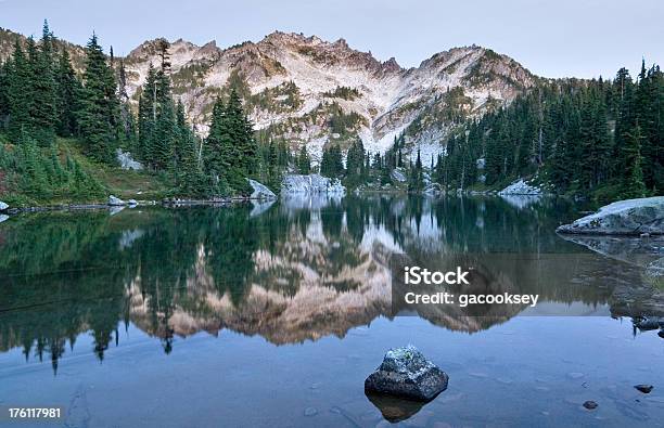 Góra Odbicie W Alpine Lake - zdjęcia stockowe i więcej obrazów Alpine Lakes Wilderness - Alpine Lakes Wilderness, Stan Waszyngton, Bez ludzi