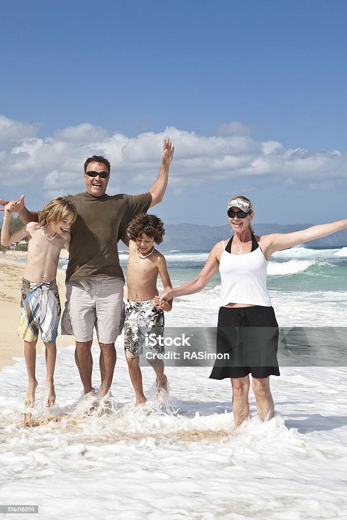 Família feliz brincando - Foto de stock de Pular royalty-free