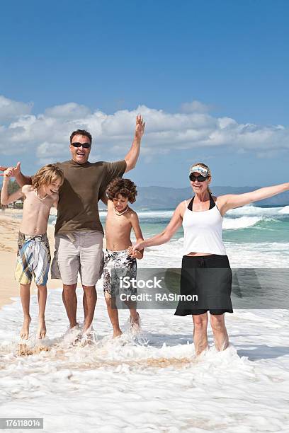 Foto de Família Feliz Brincando e mais fotos de stock de Pular - Pular, Acenar, Adulto